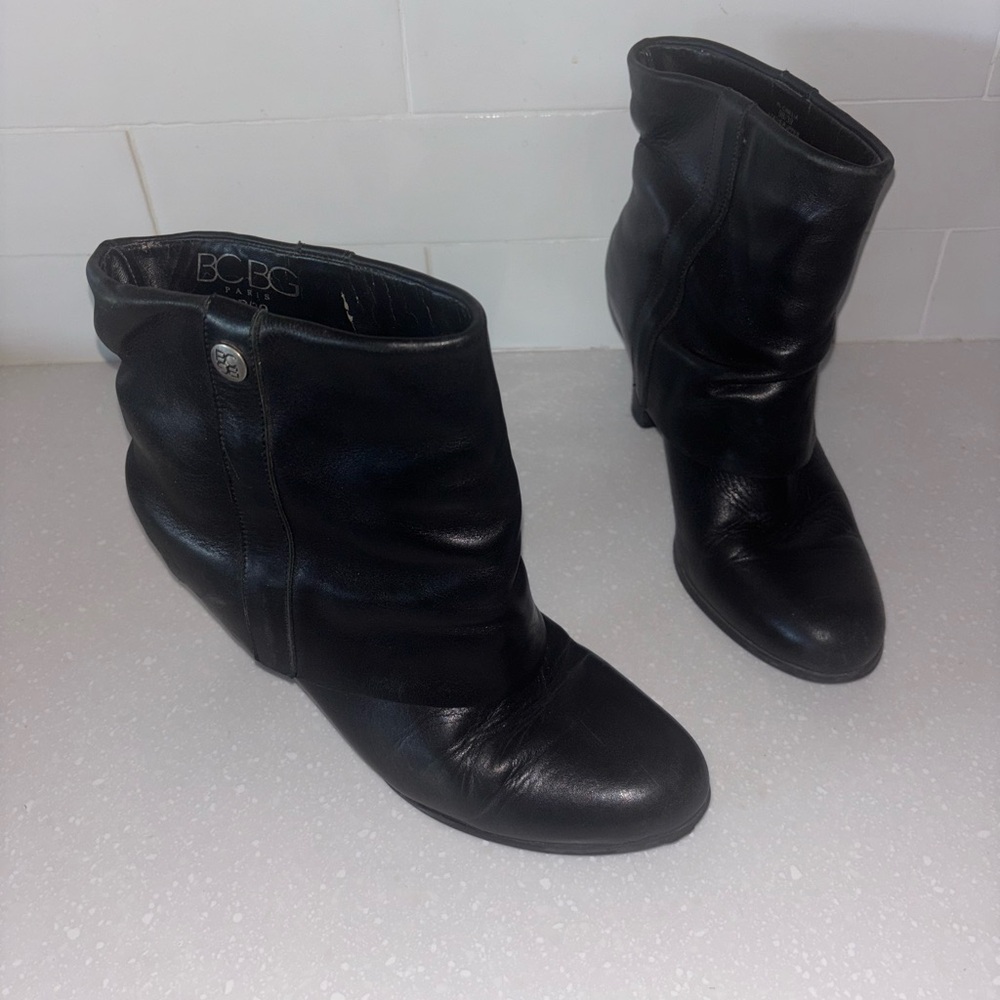 BCBG Paris Cinelia Cuffed Fold Over Leather Boots Size 9B